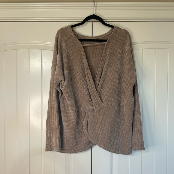 Easel Cream Velour Long Sleeve Top w/ Criss Cross Back. Size Medium. - Picture 2 of 11